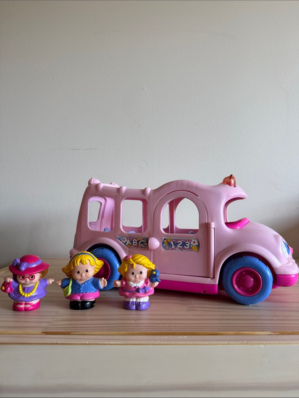 2005 Fisher Price Little People Pink Bus